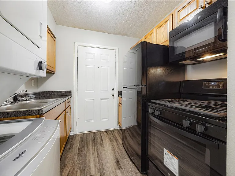 Holmes Pointe Apartments — Photo 7