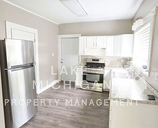 2nd image of 943 Baldwin St SE #1