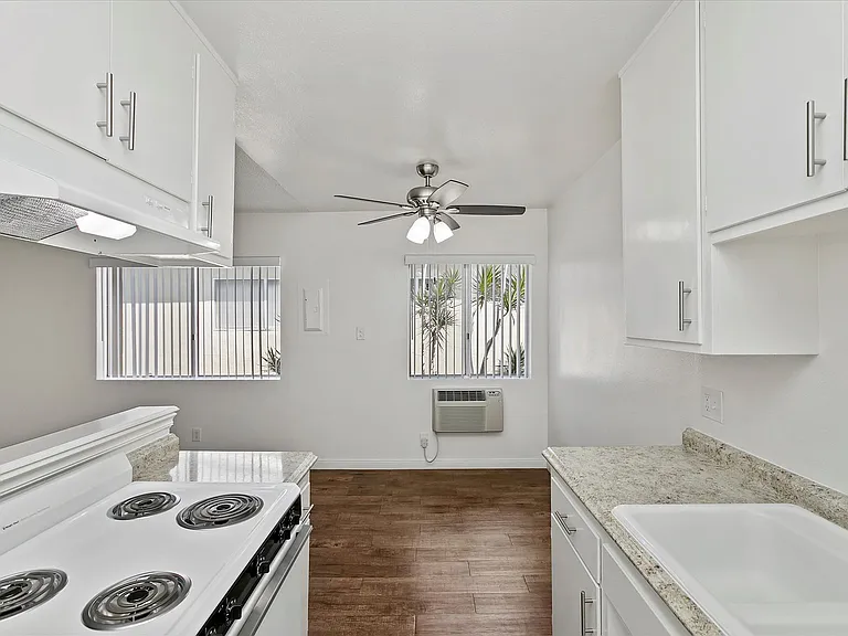 kitchen and dinning room, with ceiling fan and air conditioner.