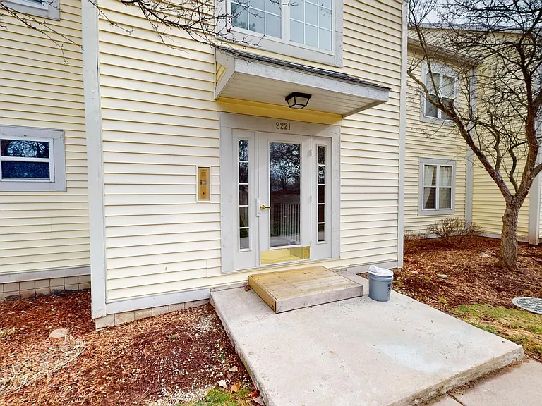 2221 S Huron Pkwy #4 — Photo 4