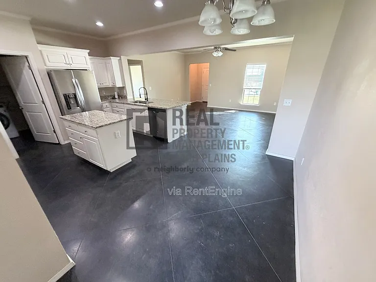 7700 Legacy Pkwy — Photo 5