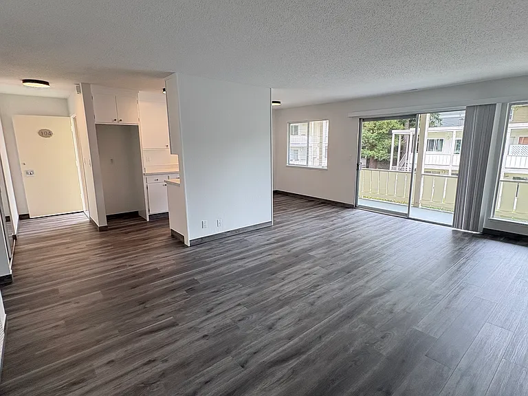 16 S Knoll Rd #104 — Photo 2
