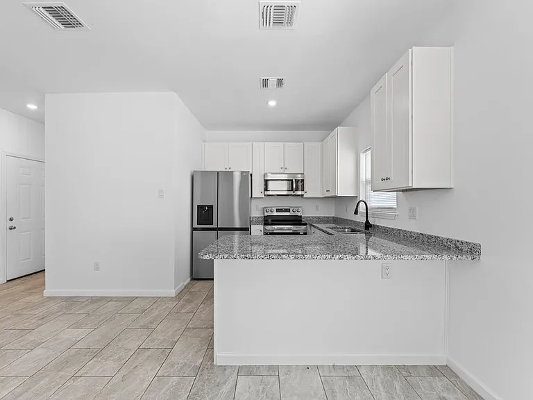 323 Gabriel St #202 — Photo 8
