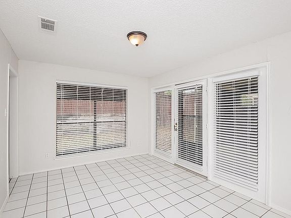 4th image of 3417 Country Club Cir