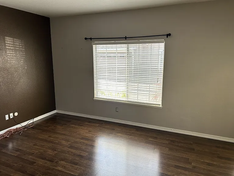 1911 Alpine Ct — Photo 3