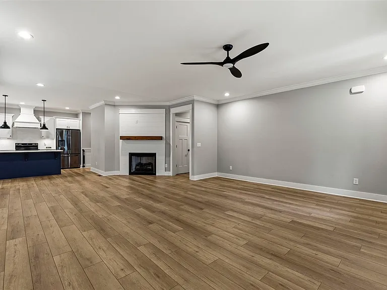 633 Village Way — Photo 11