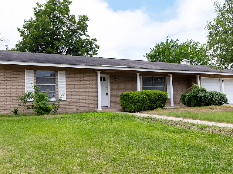 4610 Lavender Ln — Photo 2