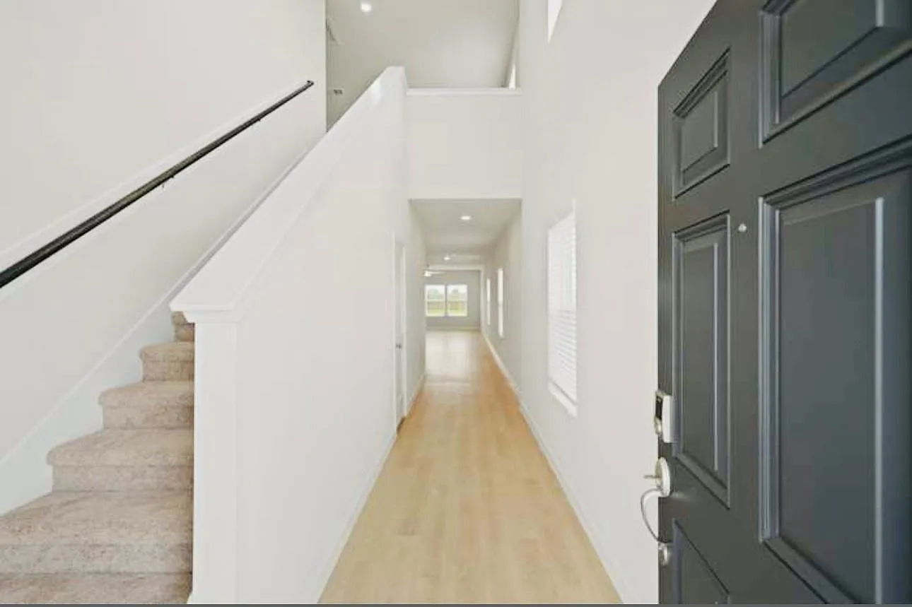 5 bed, 3.0 bath, 2439 sqft, $2,700 — Photo 2