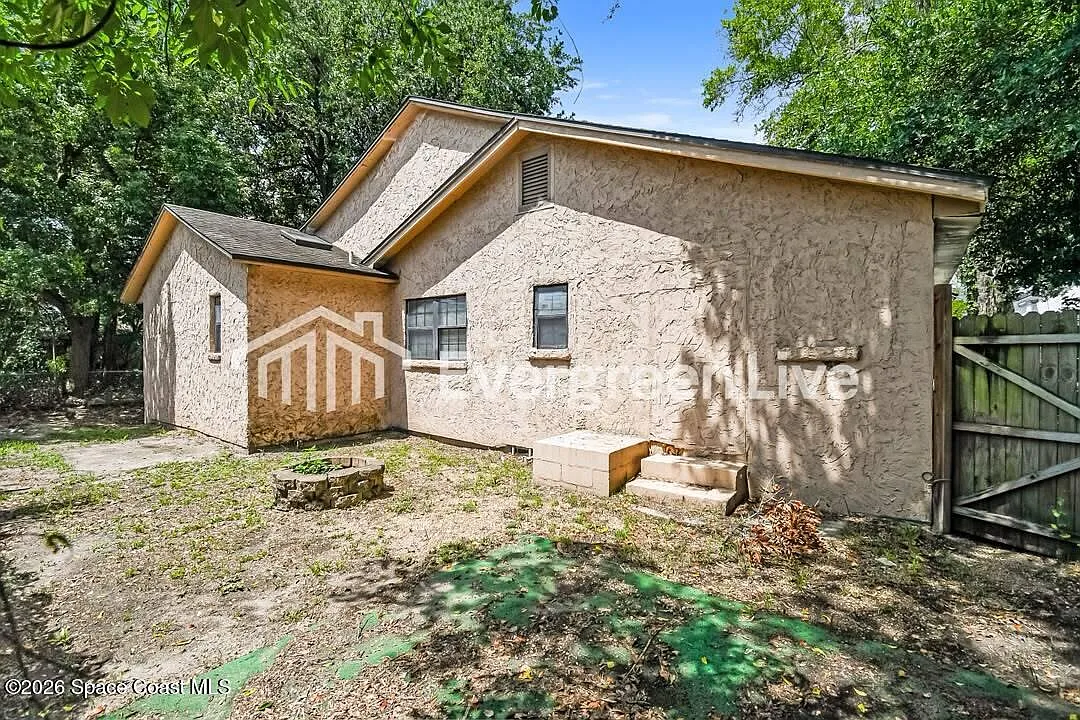 3 bed, 1.0 bath, 1312 sqft, $1,100 — Photo 1