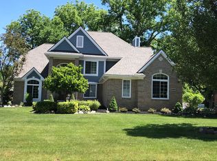 22690 Indianwood Dr, South Lyon, MI 48178