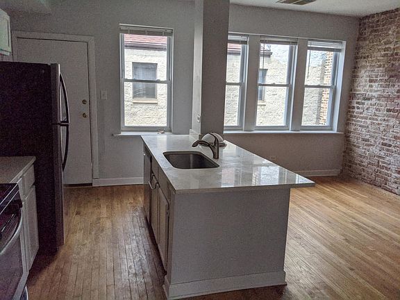 4th image of 3104 W Dickens Ave