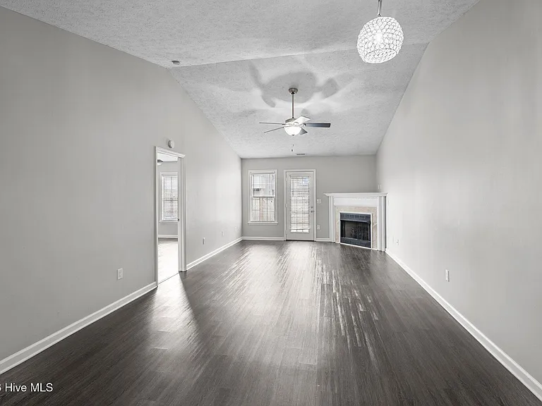 225 John Ct — Photo 5