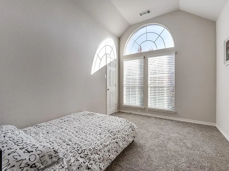 10572 Coach House Ln — Photo 4