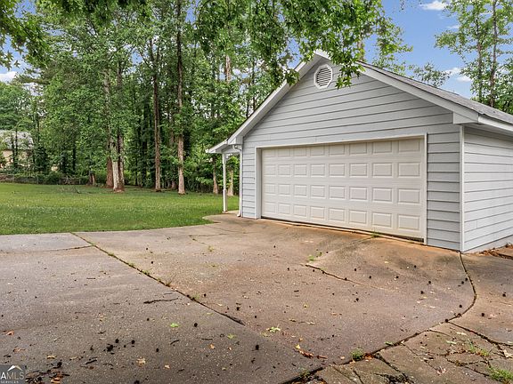 5th image of 60 London Ln