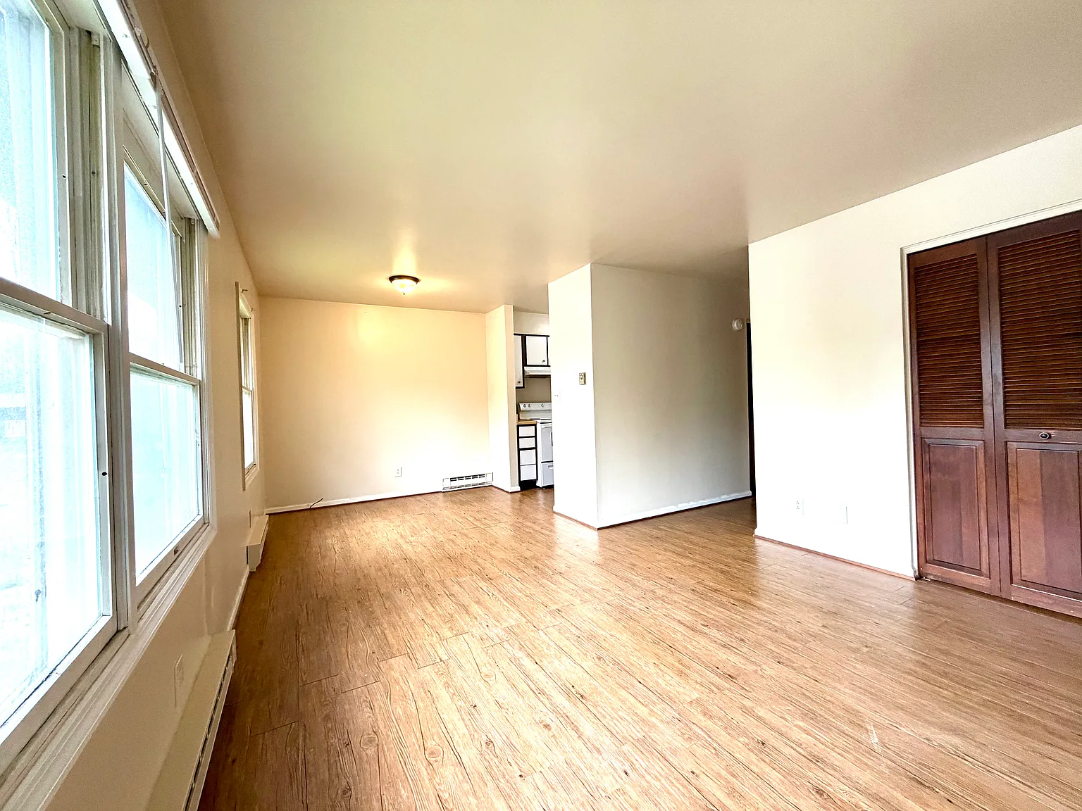 2 bed, 1000 sqft, $1,650 — Photo 2
