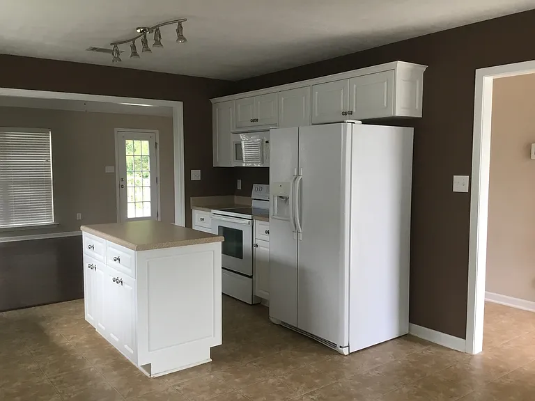 712 Keyes Dr — Photo 5