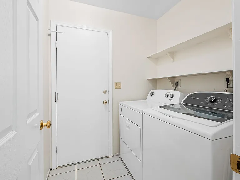 2039 Village Wood Rd — Photo 33