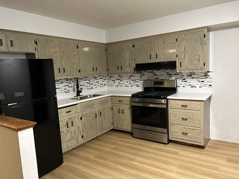 1st image of 5821 Garrett Ln #1