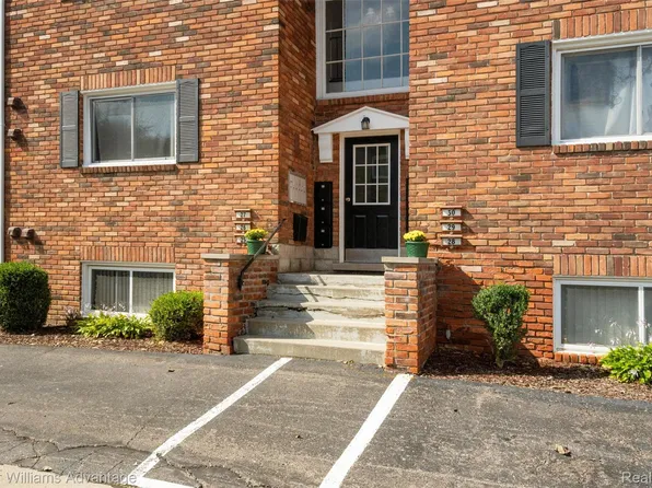 31831 Grand River Ave Unit 27, Farmington, MI 48336