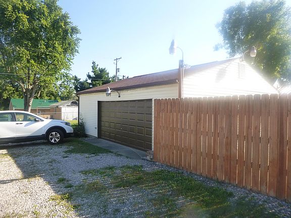 5th image of 454 Arlington Ave