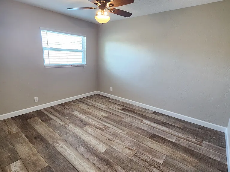 520 70th St N #4 — Photo 4