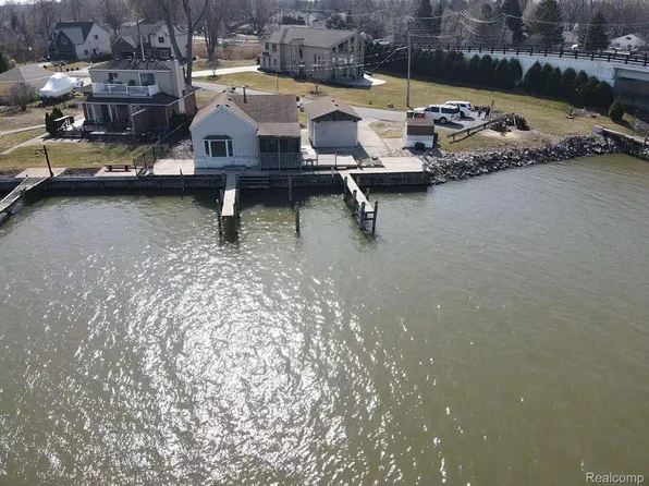 39964 Shoreline Dr, Harrison Township, MI 48045
