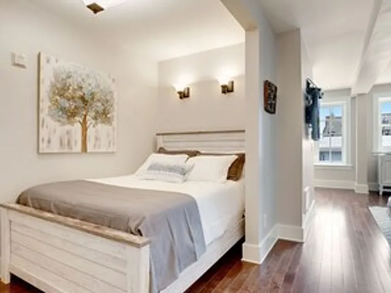 Townhouse Apartments — Photo 7
