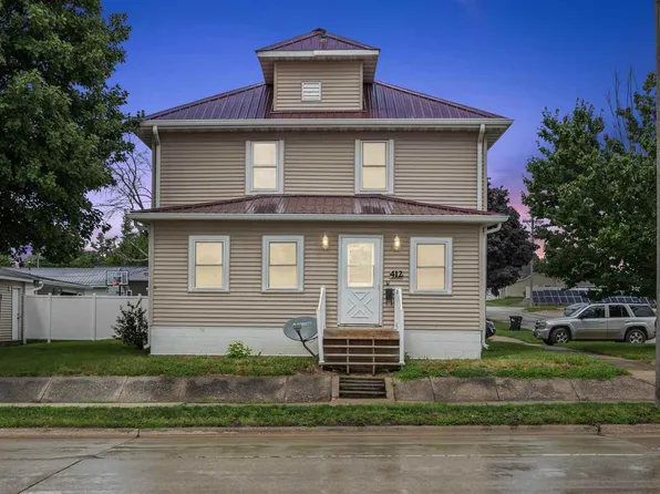 412 13th St, Belle Plaine, IA 52208