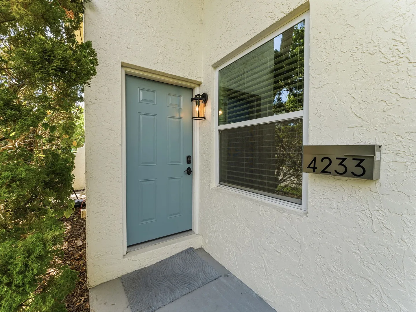 Absolutely stunning executive 2/1.5 townhome in South Tampa — Photo 2