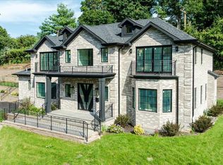 34 Woodland Place, Great Neck, NY 11021