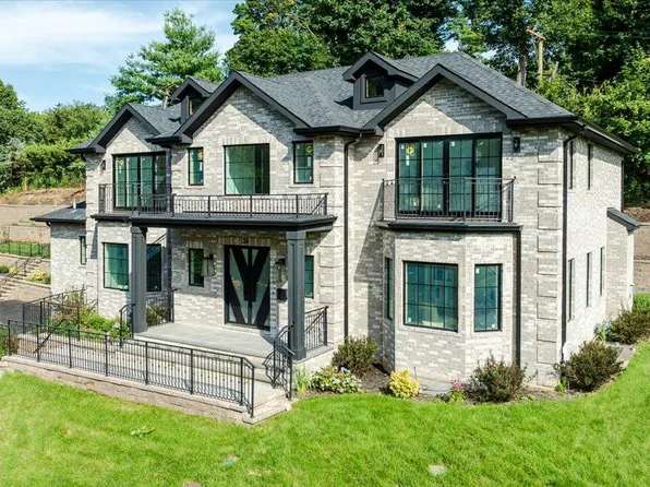 34 Woodland Place, Great Neck, NY 11021