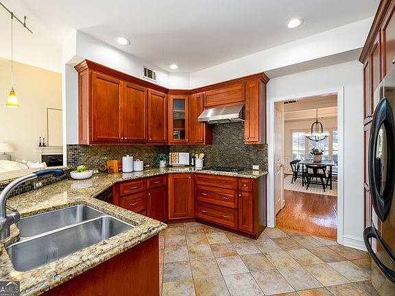 4th image of 1560 Oak Park Cv