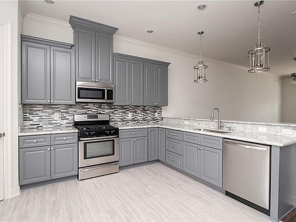 3rd image of 705 Zinnia St