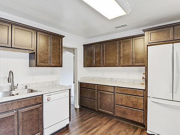 4th image of 711 Park Dr