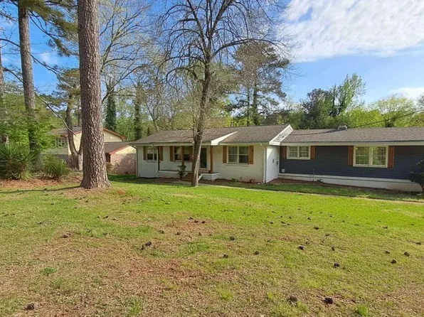 490 Village Green Ct SW, Lilburn, GA 30047
