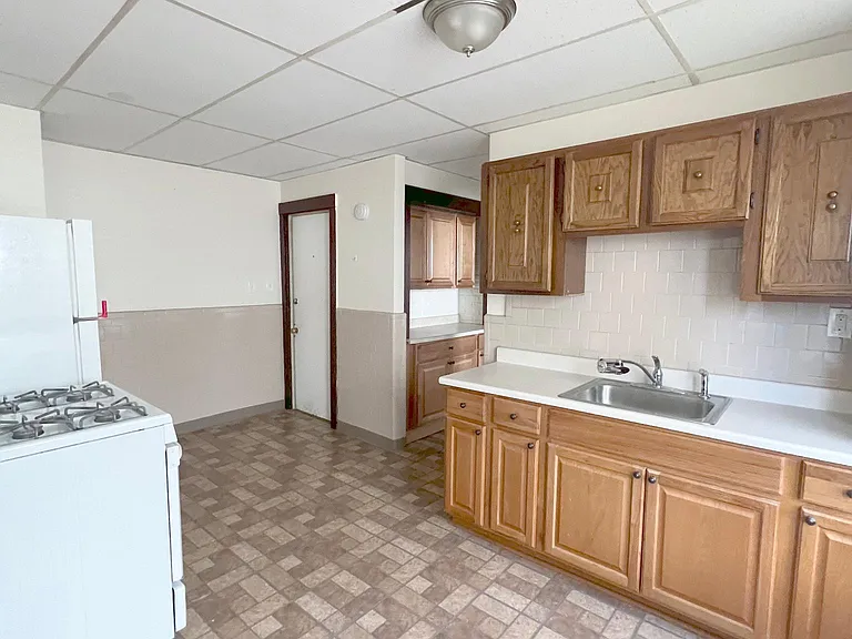 382 McGrath Hwy #1R — Photo 5