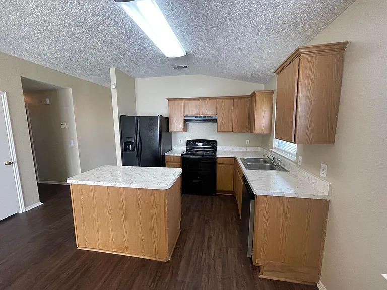 1611 Columbia Dr — Photo 15