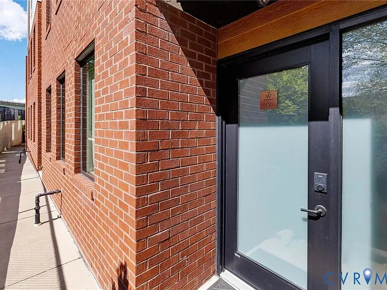 509 W 7th St — Photo 32