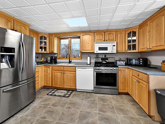 5th image of 208 Windsor Street