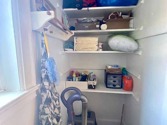 3rd image of 666 W Oakdale Ave APT 3