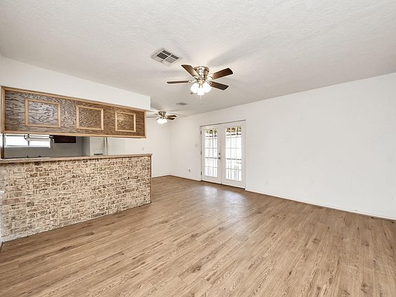 4th image of 5710 Saxon Dr