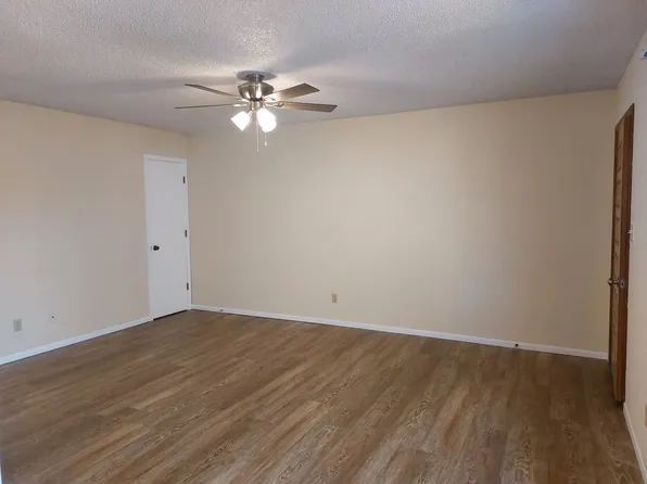 1805 E 24th Ave #C, Hutchinson, KS 67502