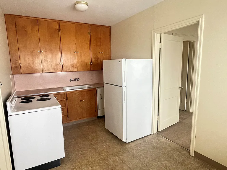 Elaine Apartments — Photo 22
