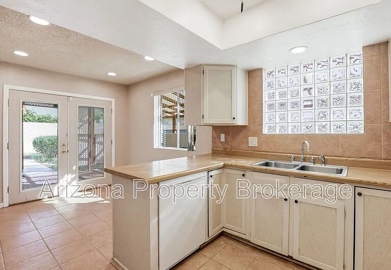 2192 E Balboa Dr — Photo 15