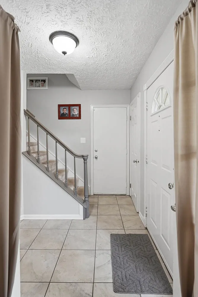 4 bed, 2.5 bath, 2725 sqft, $3,700 — Photo 3