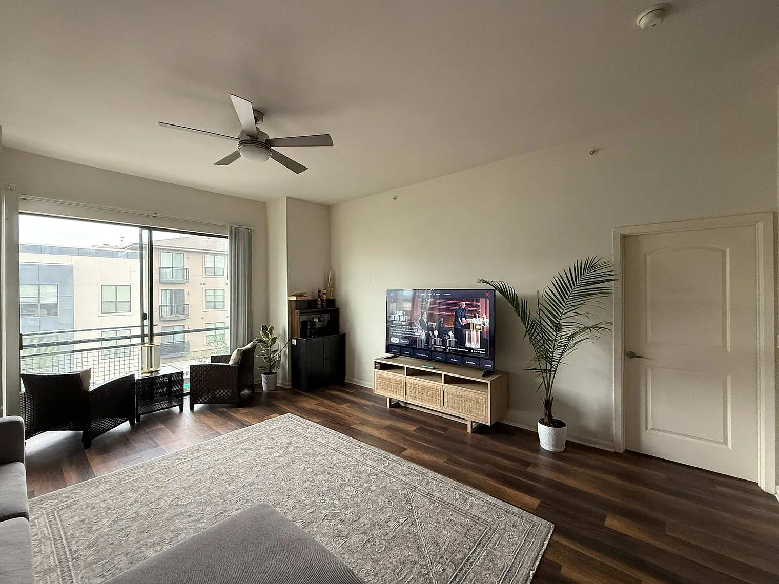 2 bed, 2.0 bath, 1399 sqft, $4,865 — Photo 2
