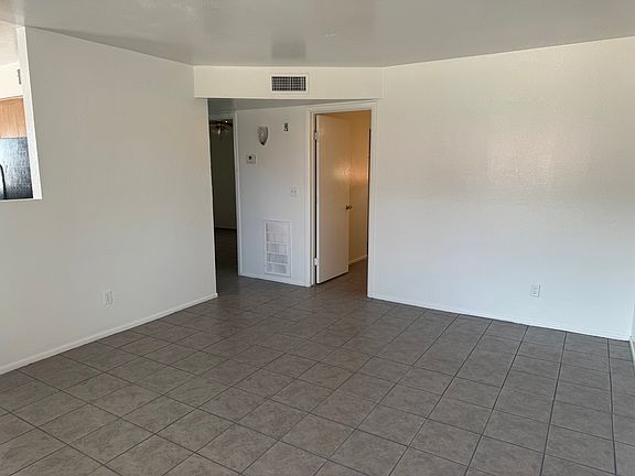 4th image of 2118 W Belmont Ave #101