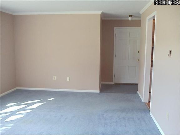 4th image of 6 Meadowlawn Dr Unit 9