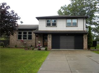 4 Petersbrook Cir, Lancaster, NY 14086