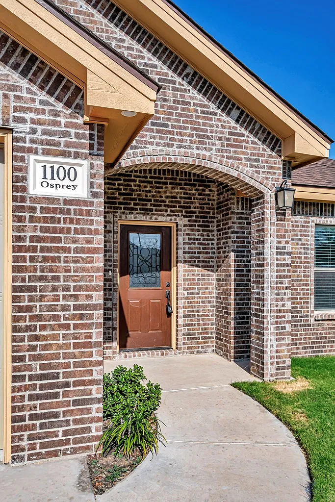 3 bed, 2.0 bath, 1945 sqft, $2,950 — Photo 2